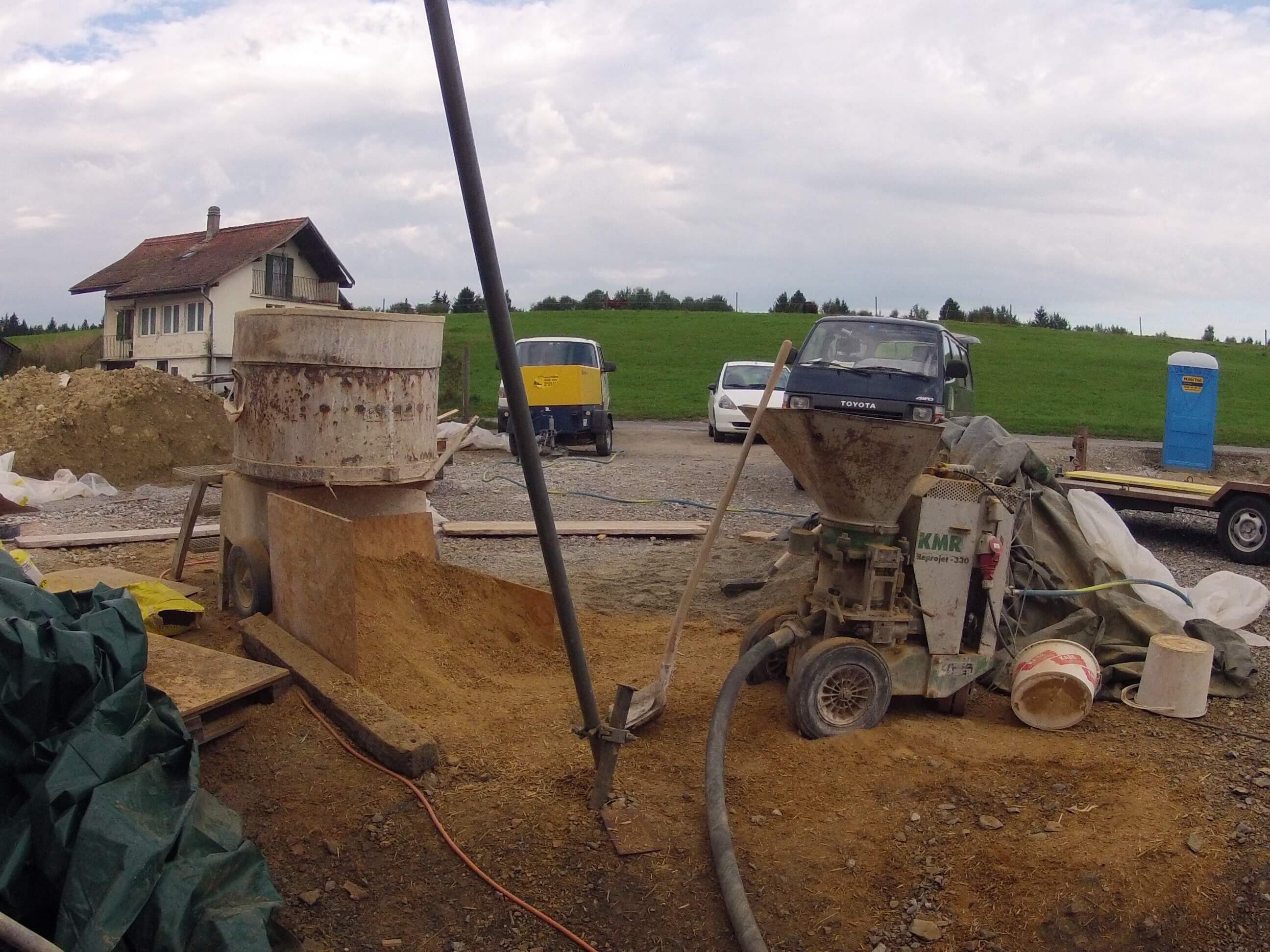 Projection de bton de terre sur maison en paille technique du greb 50860274347 o